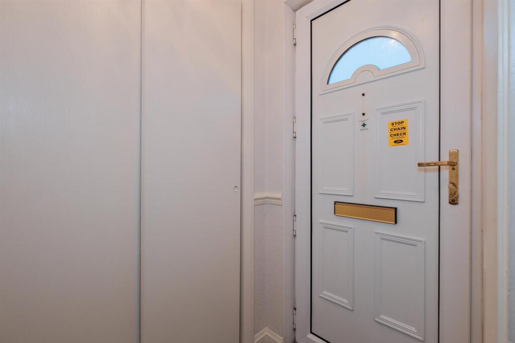 010-3 East Ave, Carluke ML8 5TS.jpg