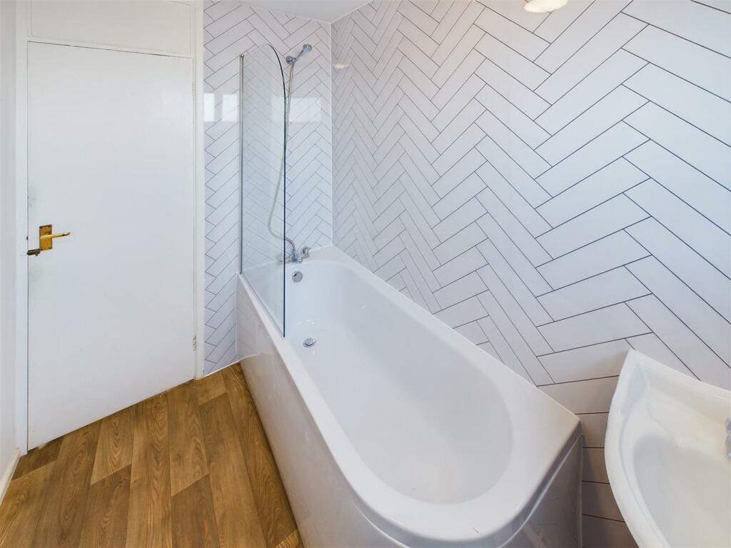 51 Carneton Close Bathroom