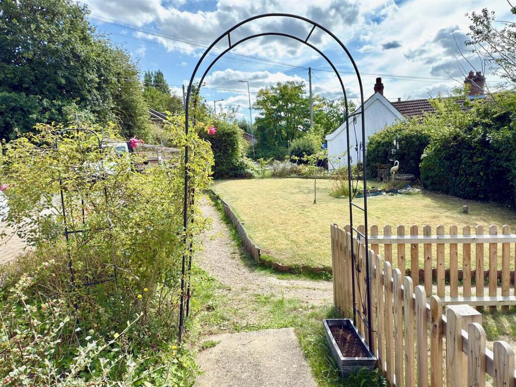 FRONT GARDEN.jpg