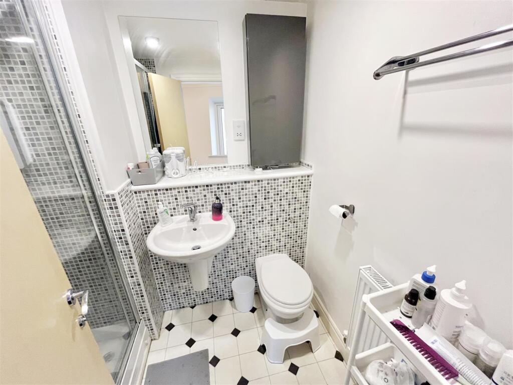 En Suite Shower Room Aspect 2