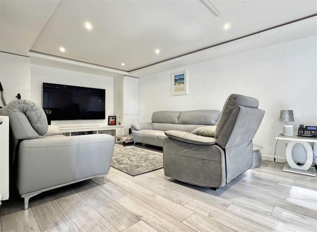 Second Lounge.jpg