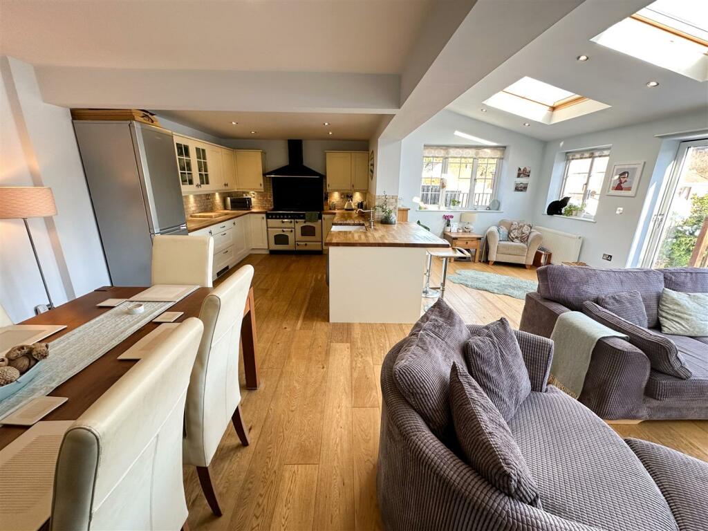 OPEN PLAN FAMILY ROOM