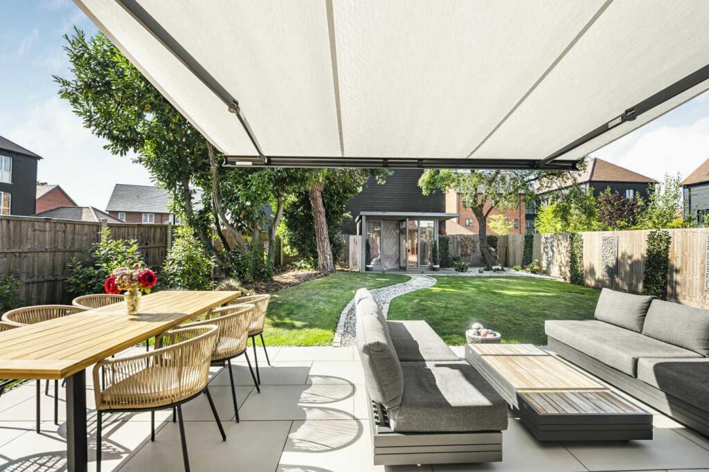 Al fresco dining room to garden