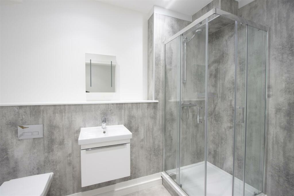 Family Bathroom 1.jpg