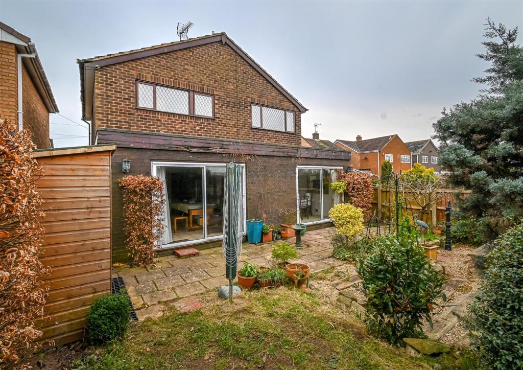5 Castlecroft Gardens-18.jpg