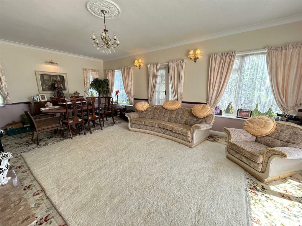 lounge to dining area.jpg