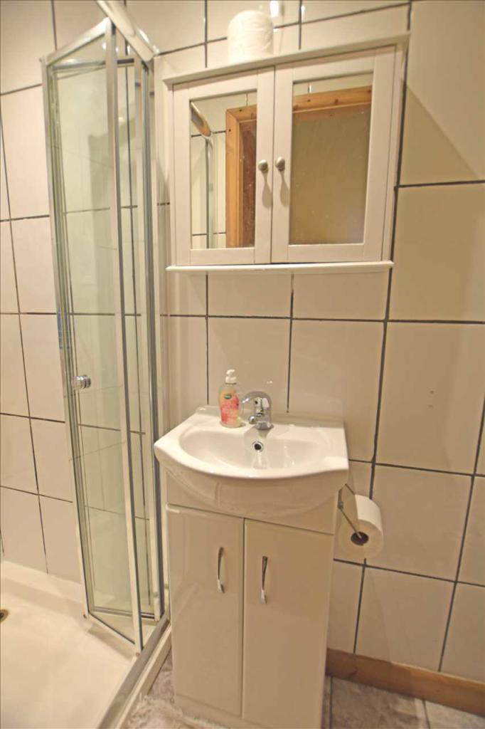 SHOWER ROOM/WC