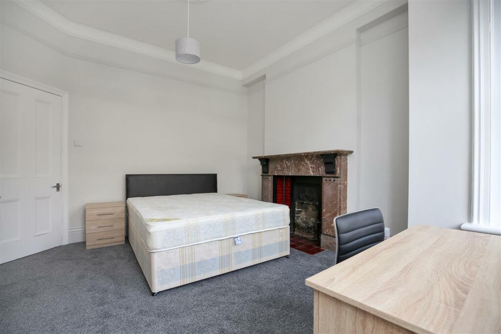 106 holly bed 1.jpg