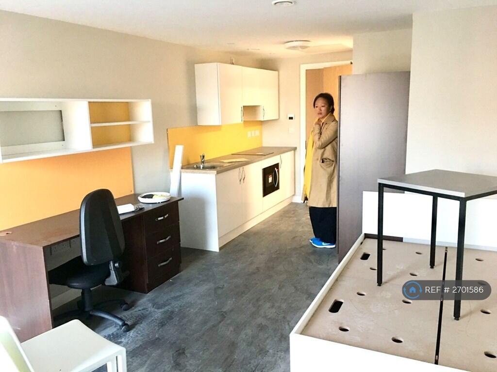 Premier Studio w Large Bed And Under-Bed Storage 