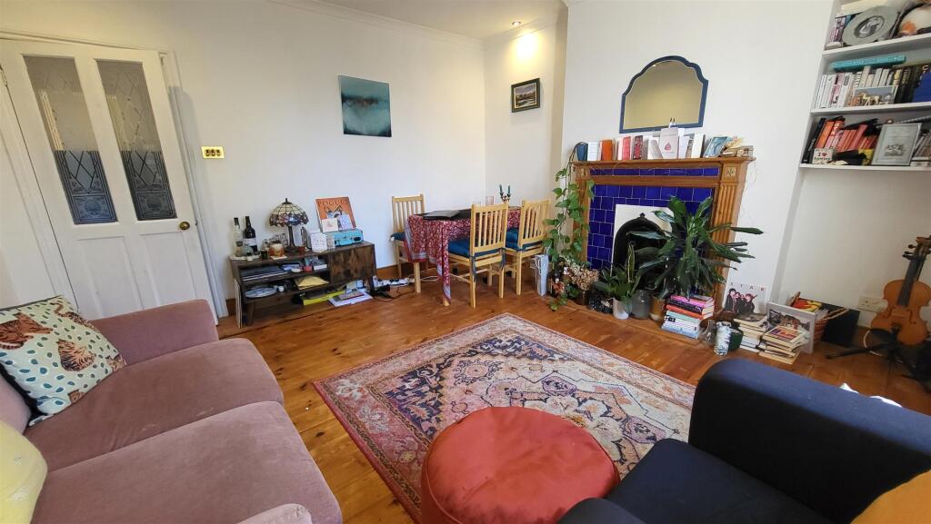 LIVING ROOM (pic 2)