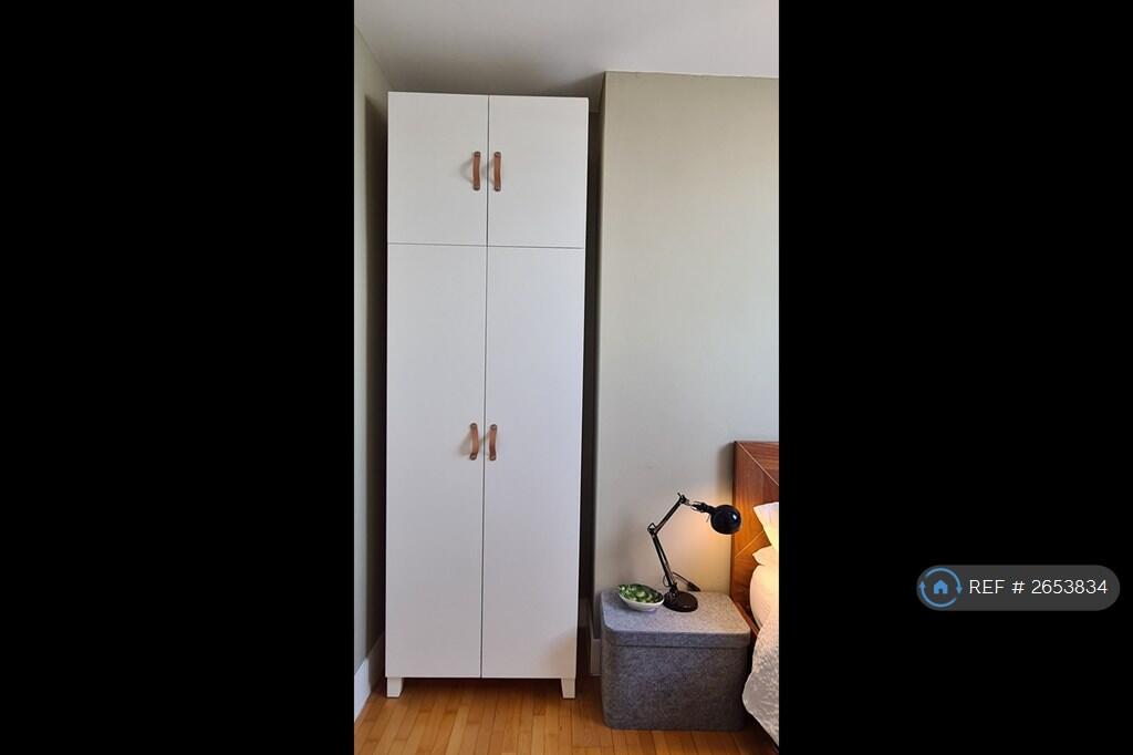 Bedroom 1 - Wardrobe