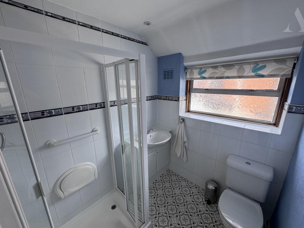 3 Gaydon Road ~bathroom