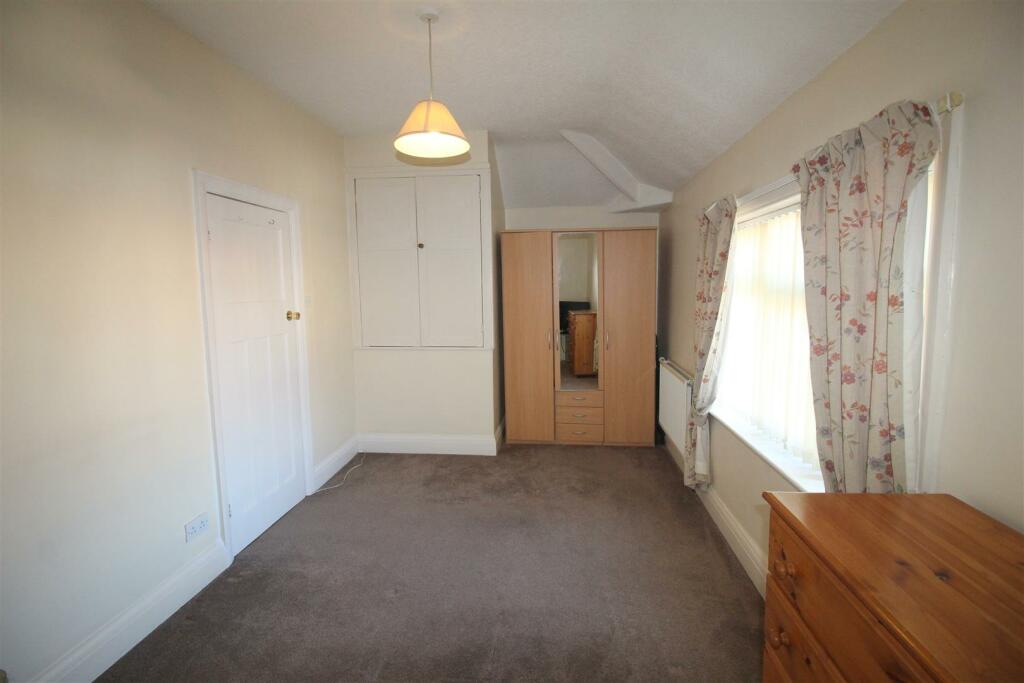 Cross Street, 36 - bed 1 (2).JPG