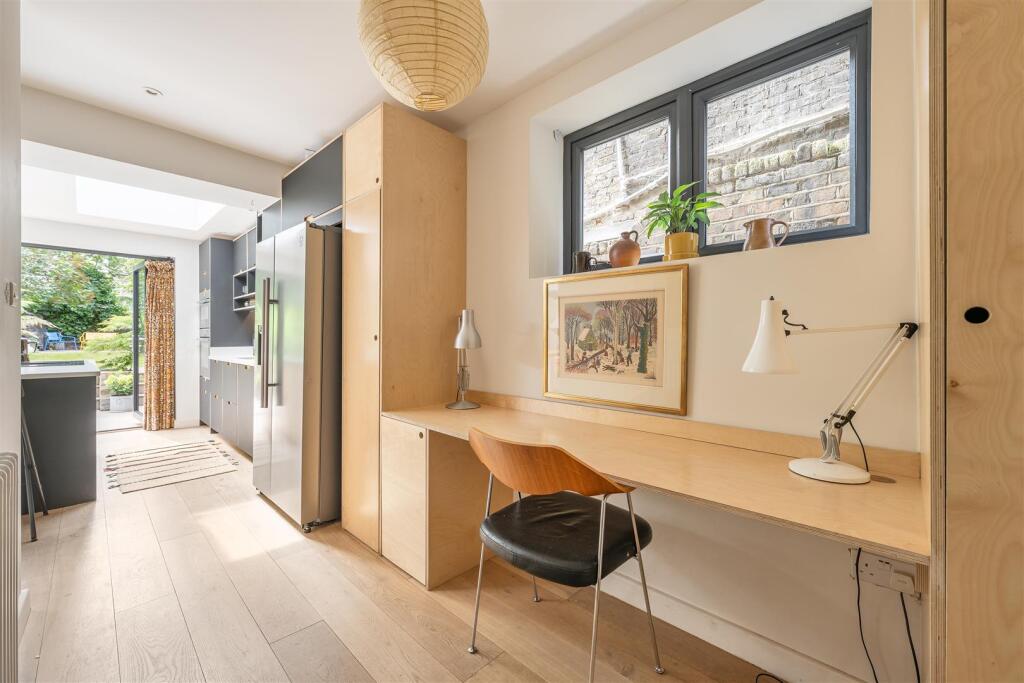 Navarino Road E8