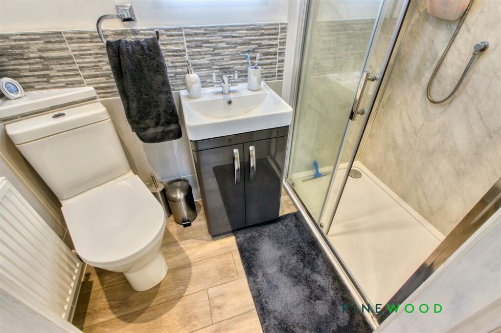 HIDEAWAY - SHOWER ROOM