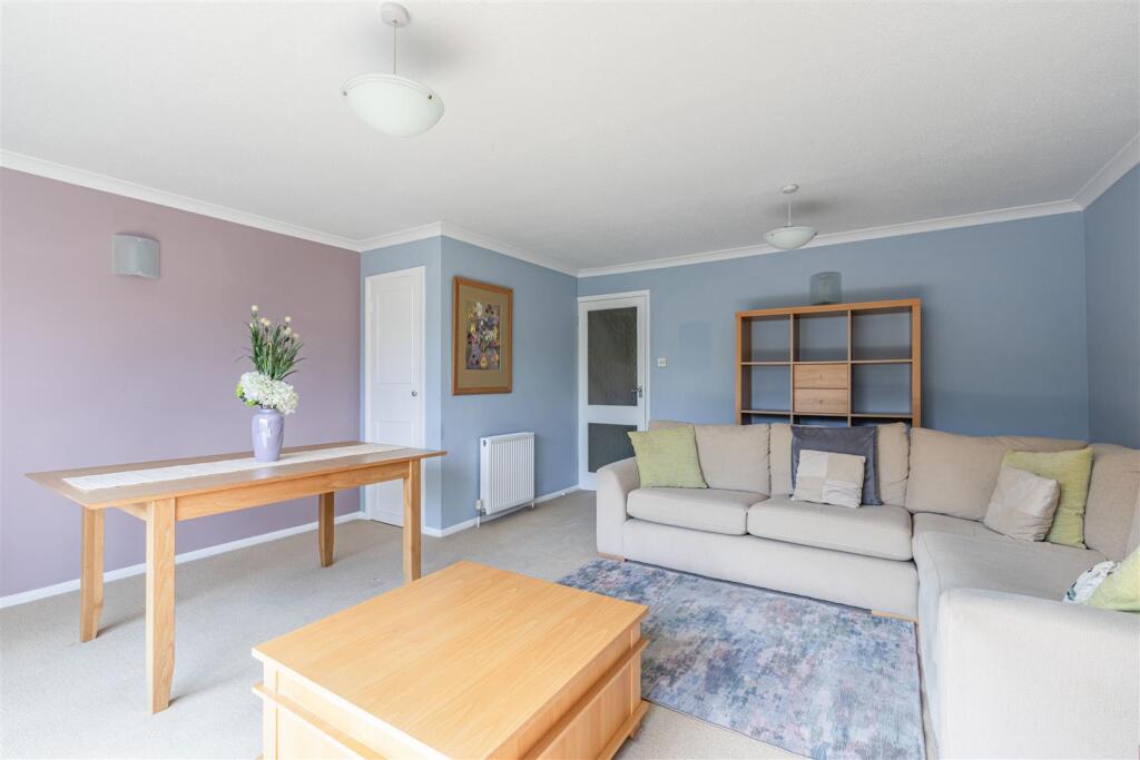 6 York Close, KT14 7HW - 11.jpg