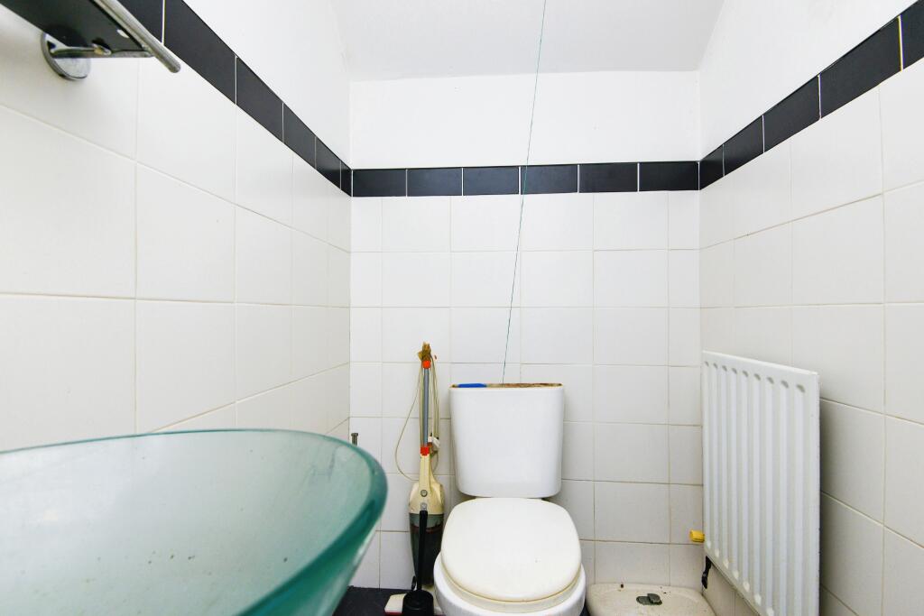 En Suite Wc (Flat 1)