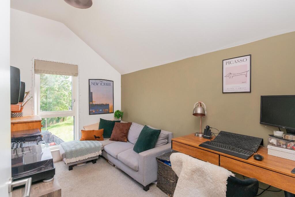 0L1WKE - Bedroom B.jpg