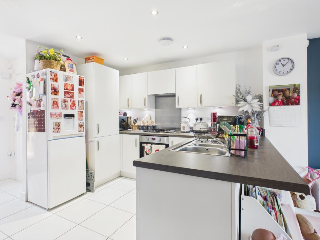 CAM03729G0-PR0199-STILL011