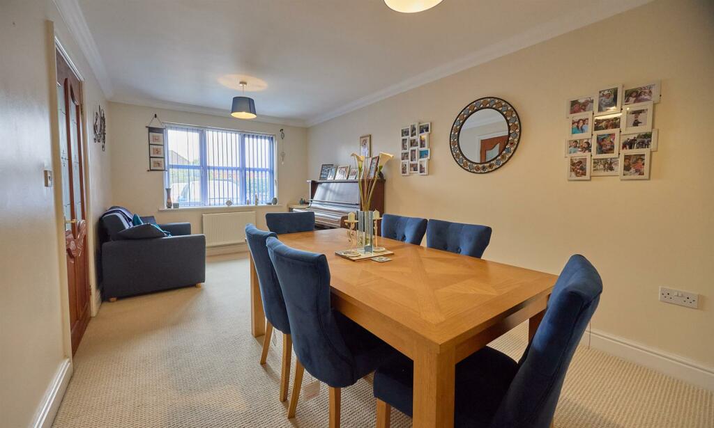 LOUNGE/DINING ROOM TO FRONT