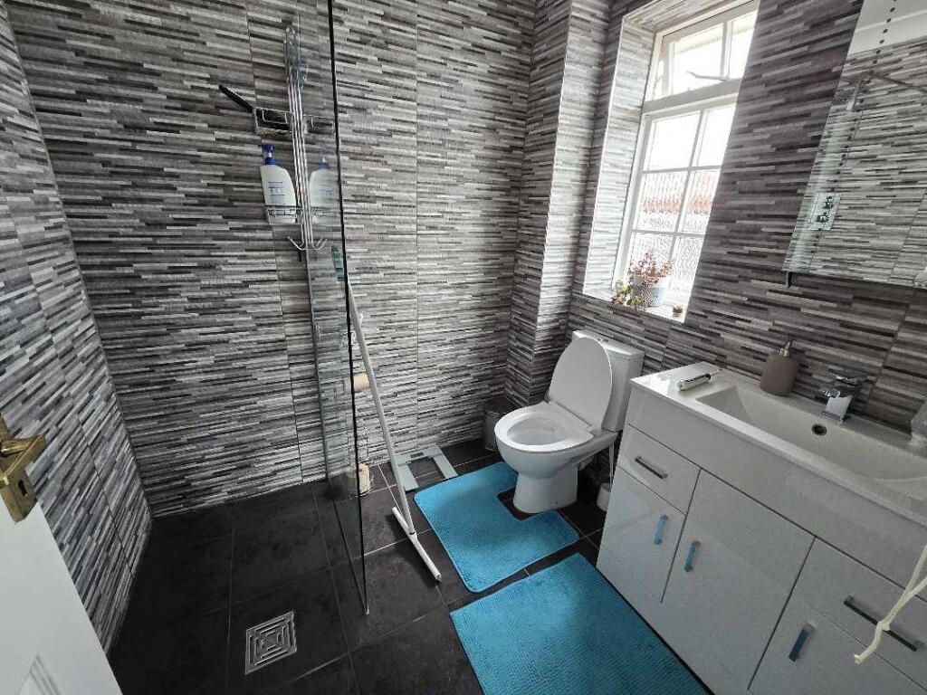 ensuite.jpg
