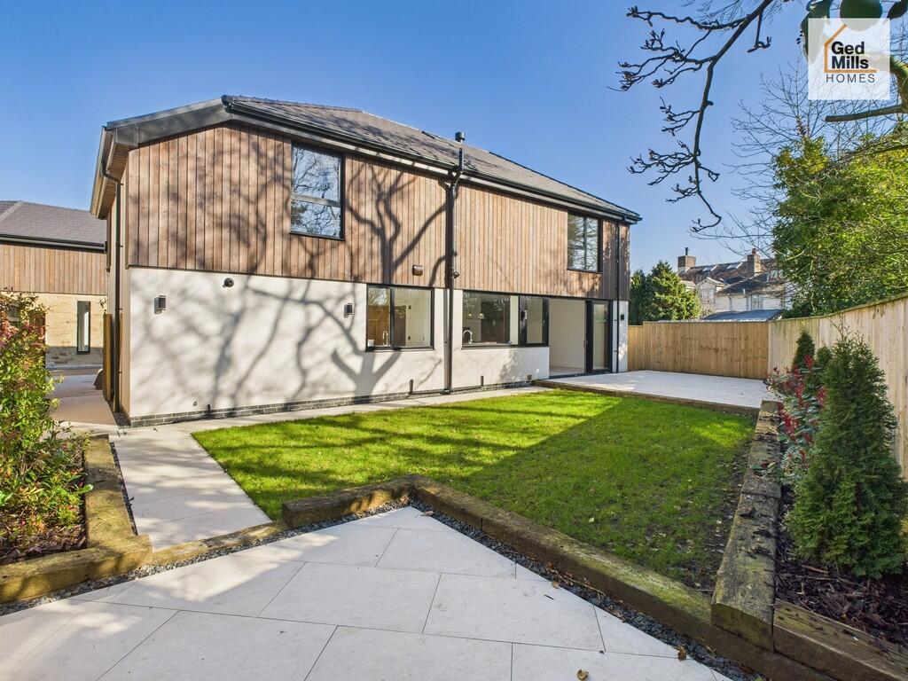 LANDSCAPED REAR G...