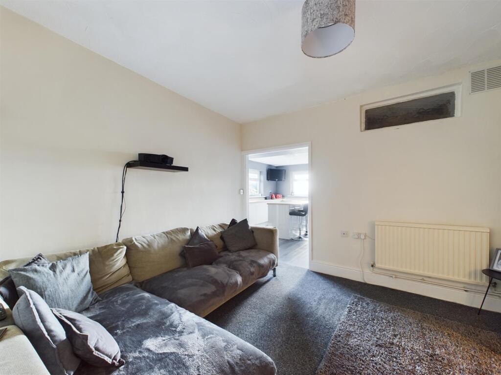 CAM02295G0-PR0168-STILL006.jpg