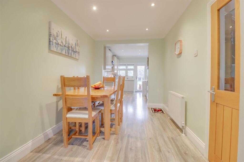 20 FANTON WALK WICKFORD INSIDE-2.jpg