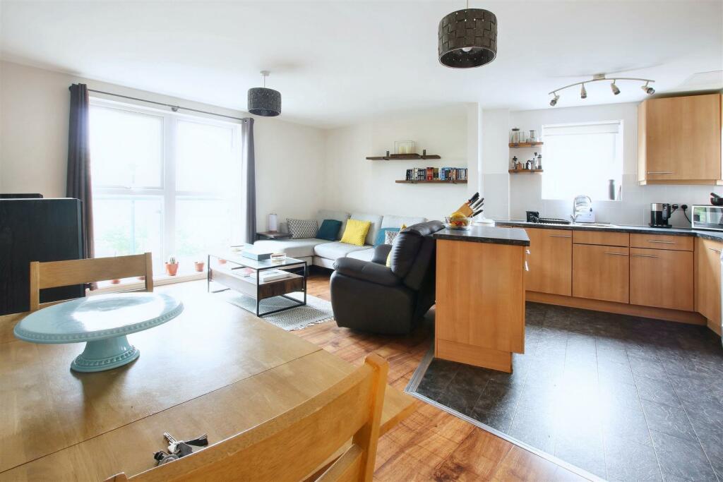 Lounge kitchen .JPG