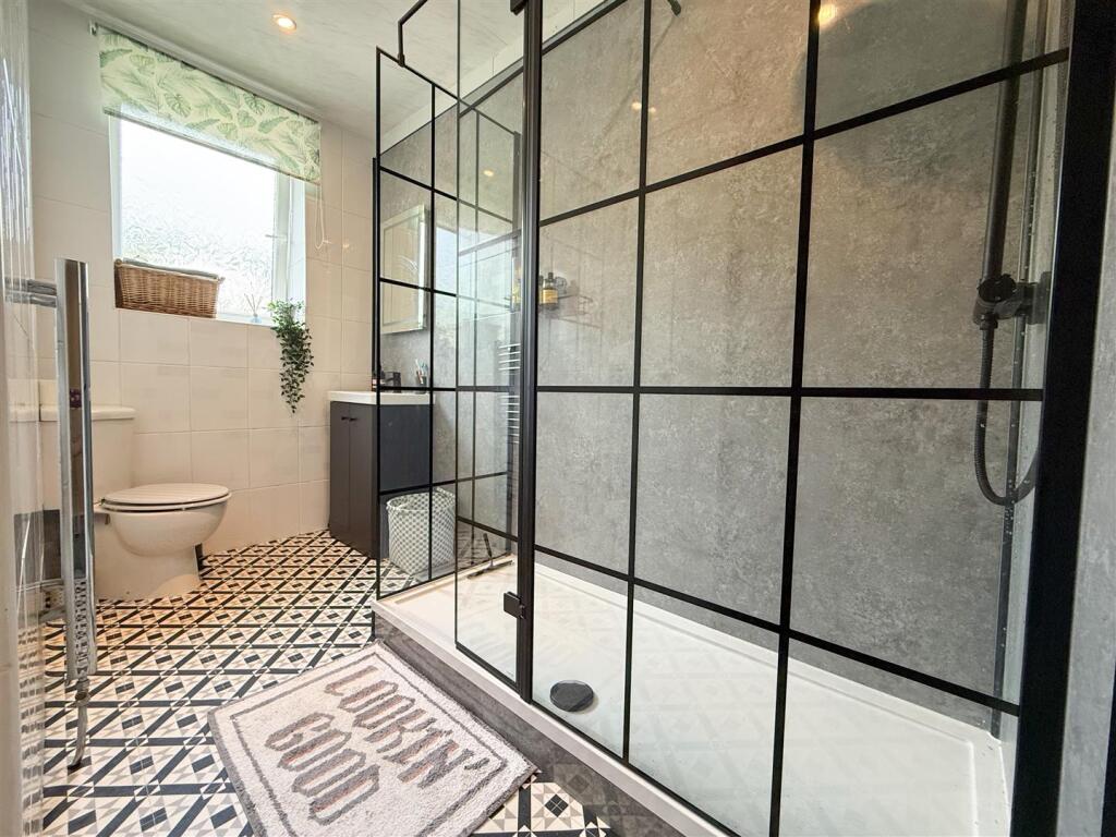 FAMILY SHOWER ROOM