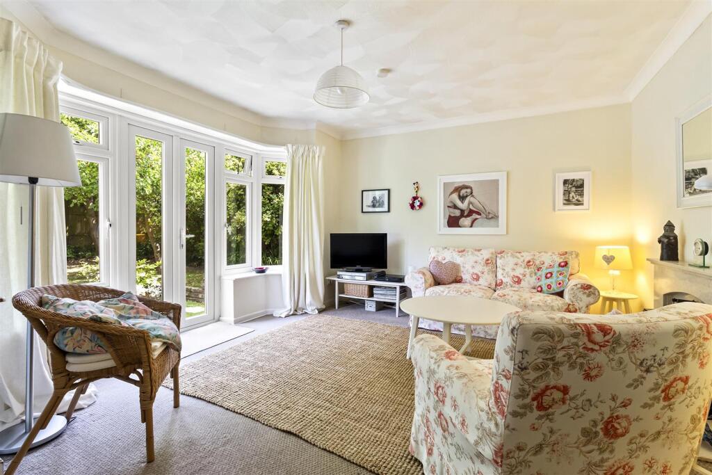 Laburnum Close, 8-001.JPG