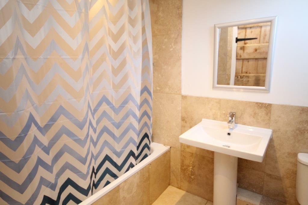Bathroom - Copy (Copy).JPG