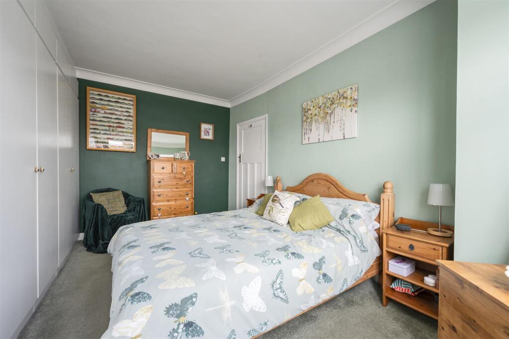 Greenstead Avenue, IG8