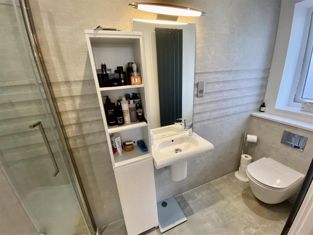 EN-SUITE SHOWER ROOM