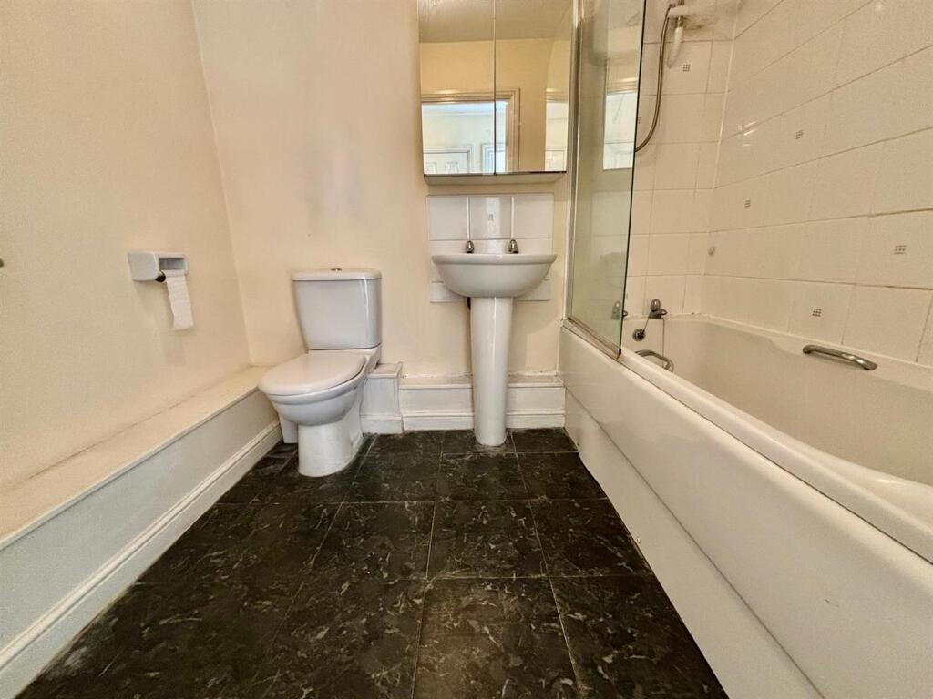 Bathroom / WC: