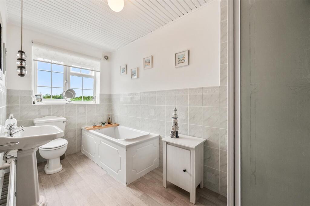 Erw&#39;r Wennol Family Bathrom