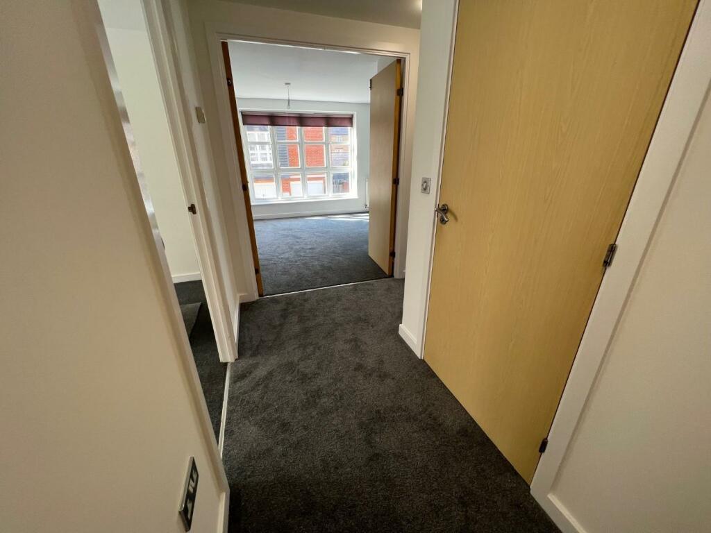 127 Caroline Way hall.jpg
