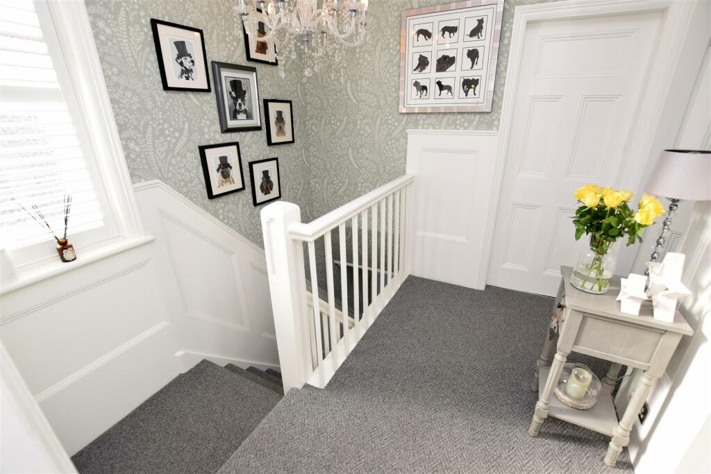 FIRST FLOOR LANDING