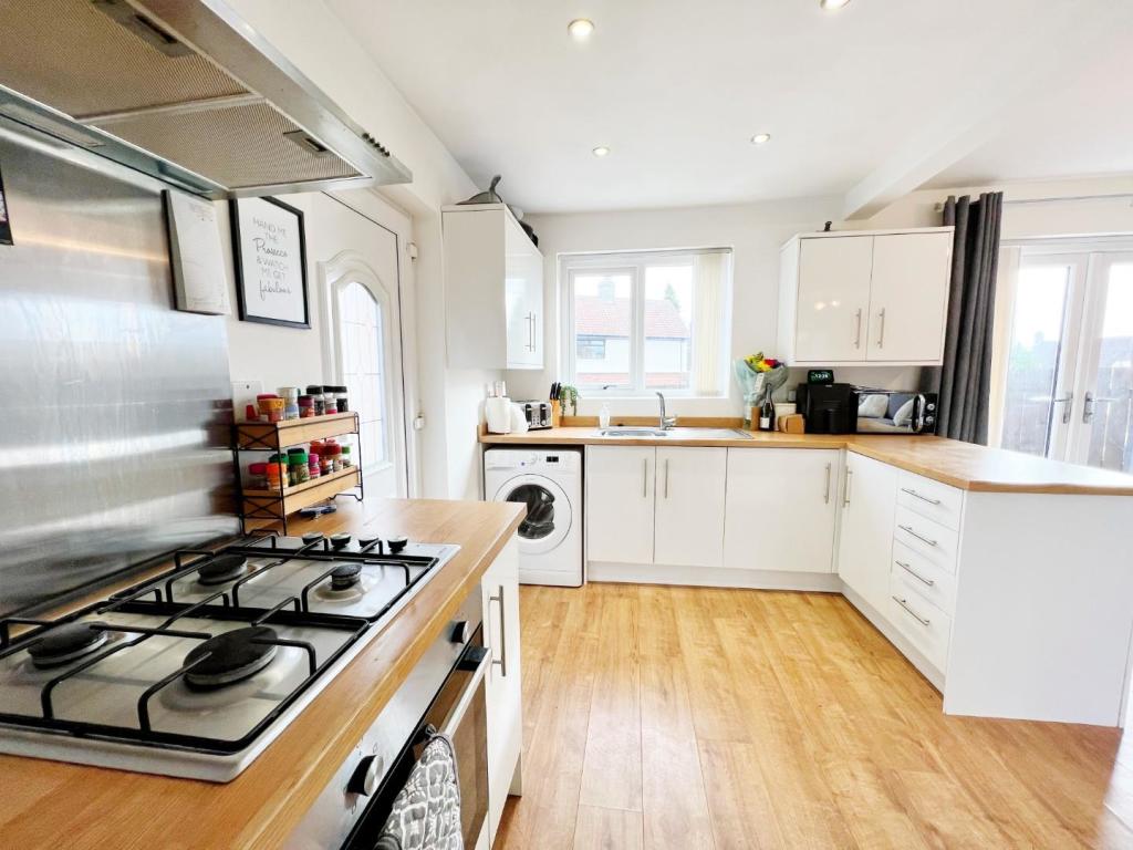 Kitchen pic 3.jpg