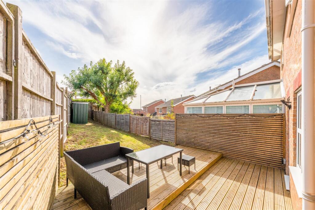 8 Blackthorne Close-26.jpg