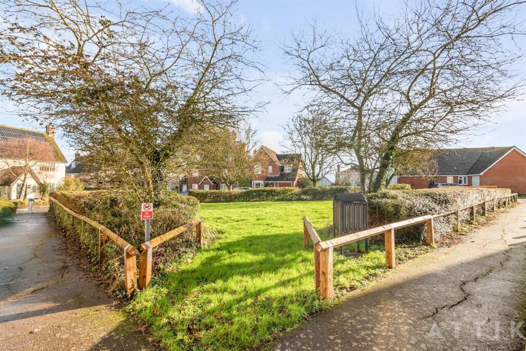 10 Aldergrove Close Green ARea (1).jpg