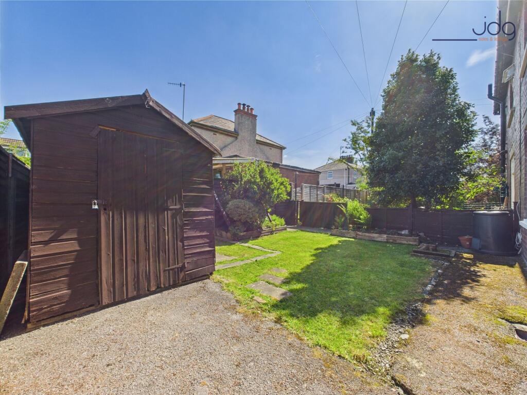 Lawned garden with garden shed included