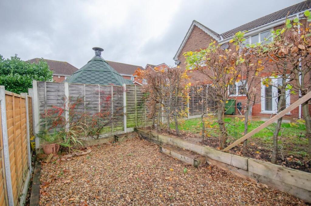 Rear garden pic 2.jpg