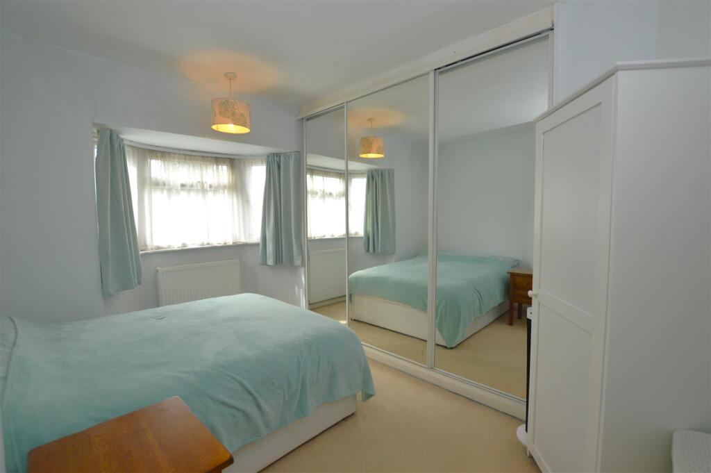 80 Wills Crescent bed2.JPG