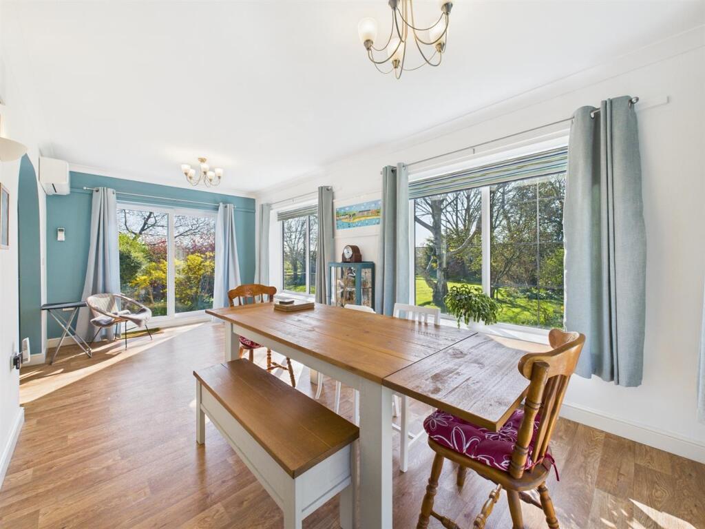 Dining room: