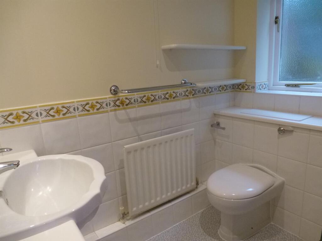 19 Chestnut Avenue en suite.JPG