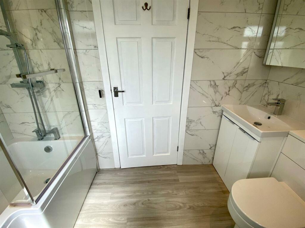 bathroom 3.jpg