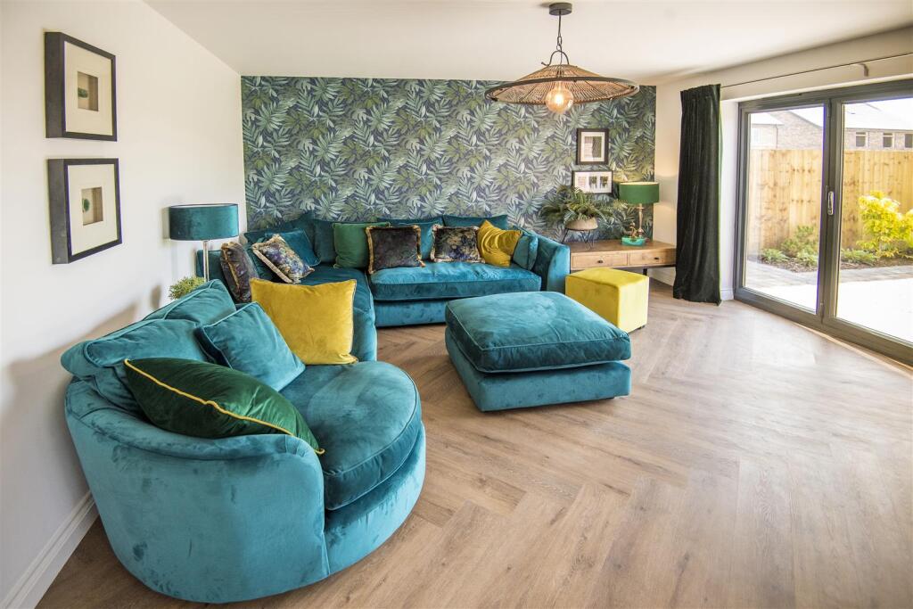 4 - Lounge.jpg