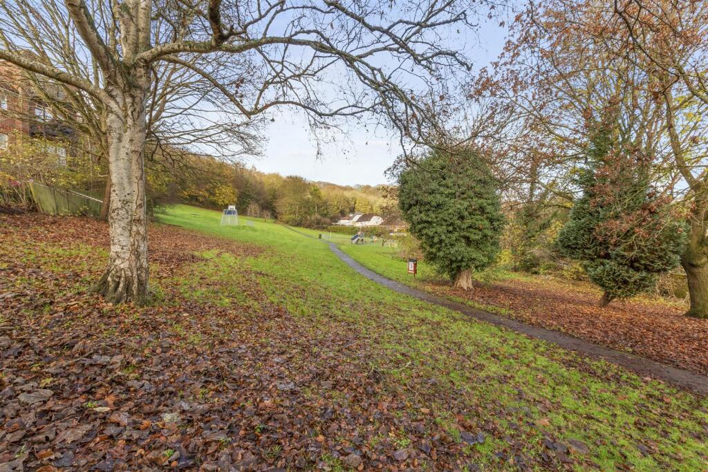 141d Totteridge Rd, HP13 6HR-14.jpg