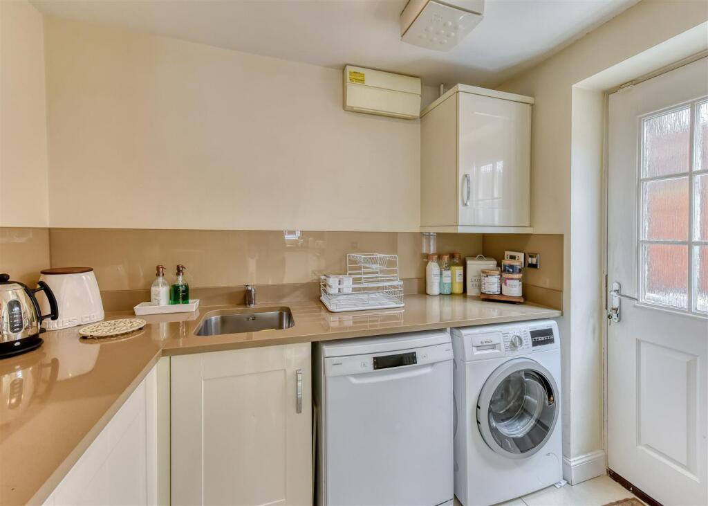 4 Great Hall Grove-laundry.jpg